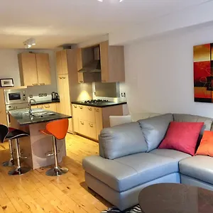  Apartment Centre Free Parking